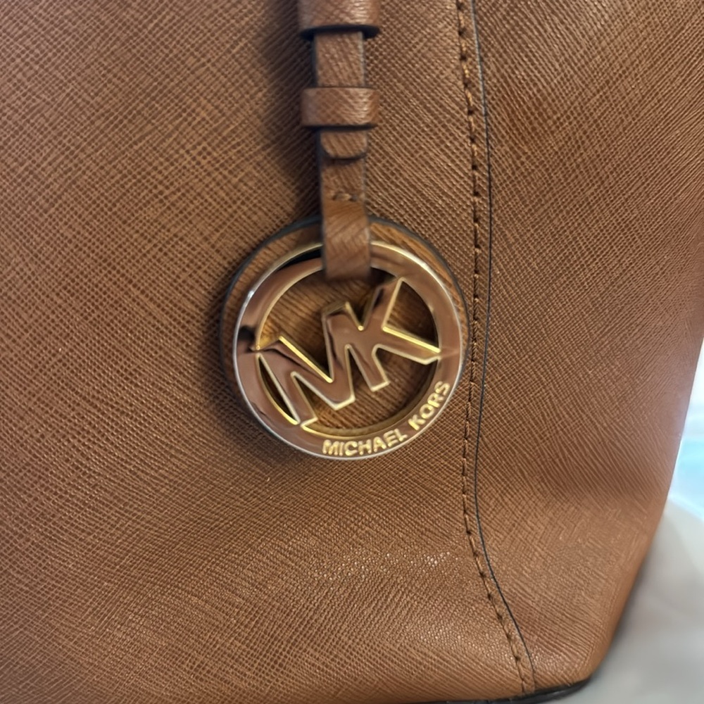 Michael Kors Tan large Tote Pocketbook - Picture 3 of 8